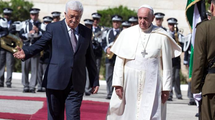 Il presidente dell'Autorità palestinese Mahmoud Abbas dà il benvenuto a papa Francesco il 25 maggio a Betlemme, in Cisgiordania (foto Andrew Medichini/Pool)