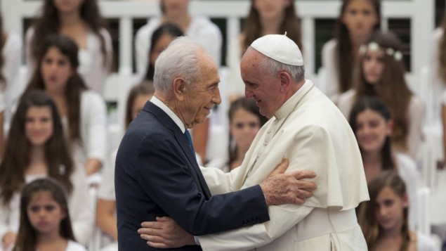 Il presidente israeliano Simon Peres saluta papa Francesco il 26 maggio scorso durante la visita del Pontefice nella residenza ufficiale del capo di Stato (foto Yonatan Sindel/Flash90)