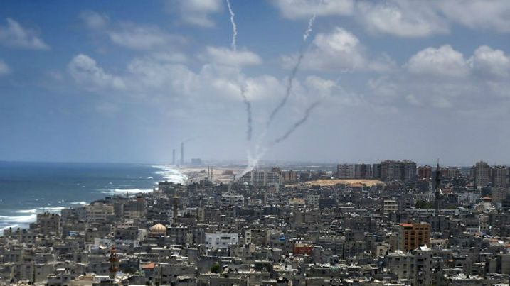 Le scie di fumo lasciate dai razzi sparati da Gaza City verso Israele dal braccio armato di Hamas, martedì 15 luglio (foto di Thomas Coex/Afp)