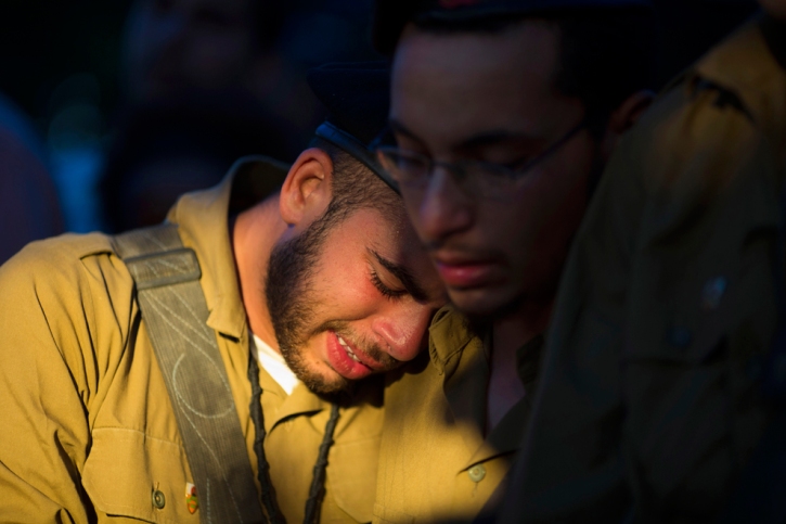 Le lacrime di un soldato israeliano durante i funerali del capitano Natan Cohen, comandante di pattuglia, a Modiin, vicino Gerusalemme. Cohen aveva 23 anni ed è stato ucciso durante i combattimenti nella Striscia di Gaza (foto di Ariel Schalit/Ap)